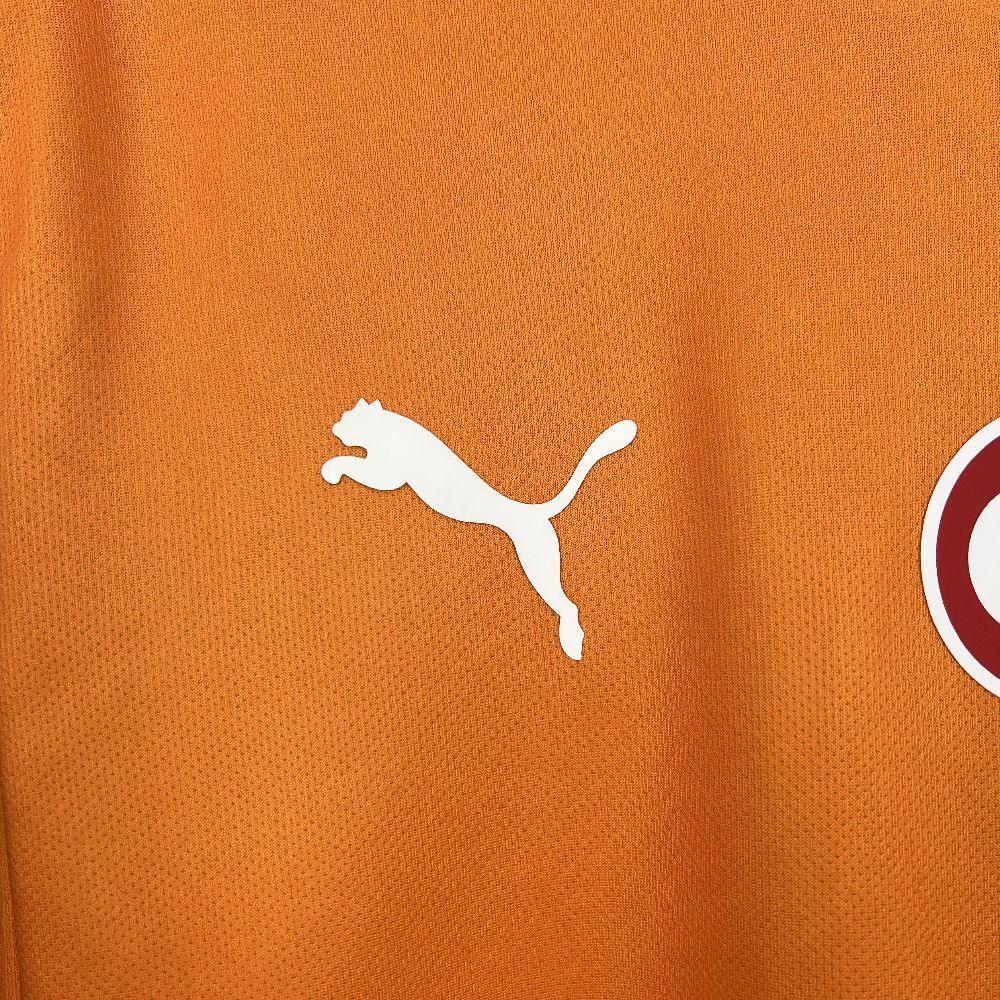 Maillot de football Galatasaray 2025-26, marque Le 12 -ème Maillot, en bleu et rouge avec le logo du club.
