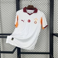 Maillot extérieur du Galatasaray 2025-26, marque Le 12 -ème Maillot, vue de face avec logo et détails colorés.