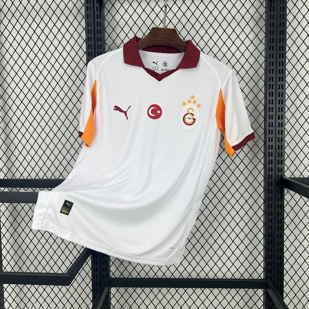 Maillot extérieur du Galatasaray 2025-26, marque Le 12 -ème Maillot, vue de face avec logo et détails colorés.