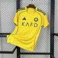 Maillot Al-Nassr 2025-26 de marque Le 12, vue de face avec logo et détails du maillot de football.