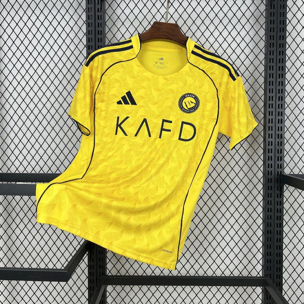 Maillot Al-Nassr 2025-26 de marque Le 12, vue de face avec logo et détails du maillot de football.