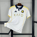 Maillot Al-Nassr 2025-26 de la marque Le 12, vue de face, avec logo et design officiel du club.
