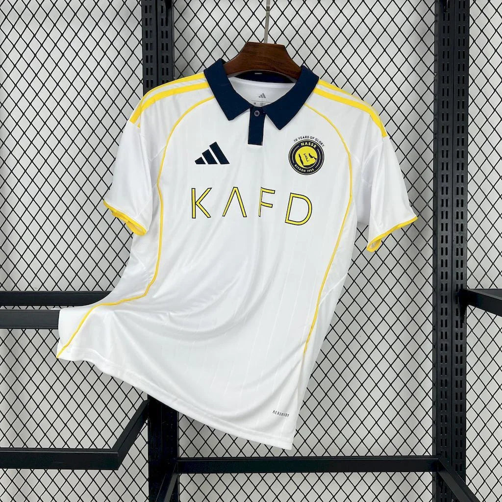 Maillot Al-Nassr 2025-26 de la marque Le 12, vue de face, avec logo et design officiel du club.