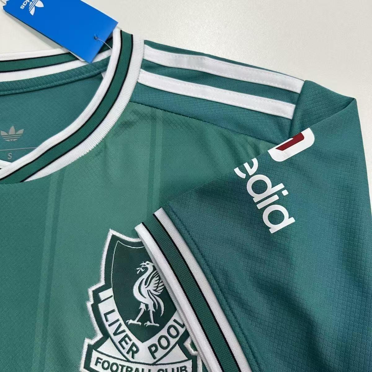 Maillot Liverpool 2025-26 Le 12 -ème Maillot, maillot de football avec logo et design moderne, vue frontale.