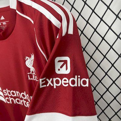 Maillot Liverpool 2025-26 Le 12 -ème Maillot, maillot de football rouge avec logo du club et design moderne.