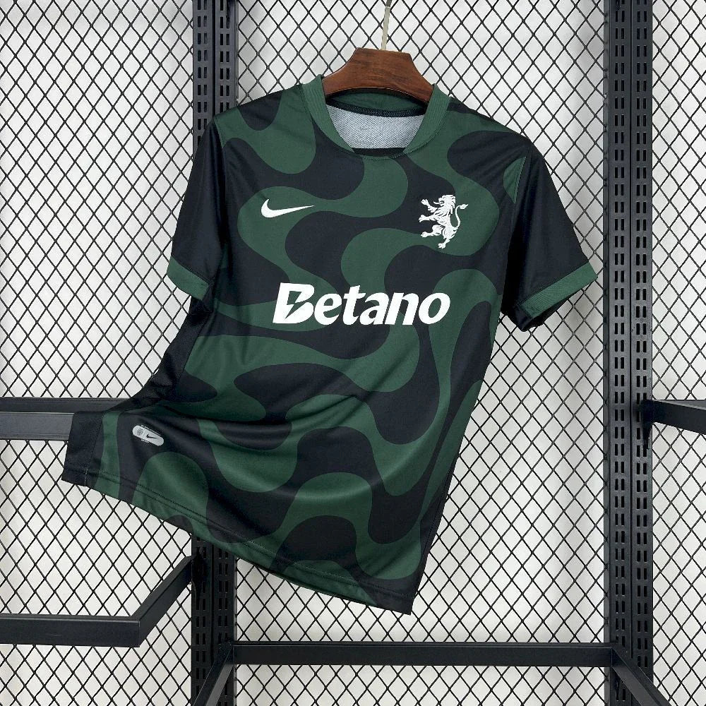Maillot sportif 2025-26 de la marque Le 12 -ème Maillot, vue front avec logo et design moderne.
