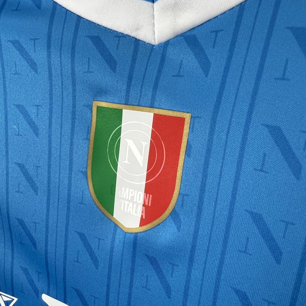 Maillot Napoli 2025-26 Le 12 -ème Maillot, maillot de football avec logo Napoli et design sportif visible sur l'image.