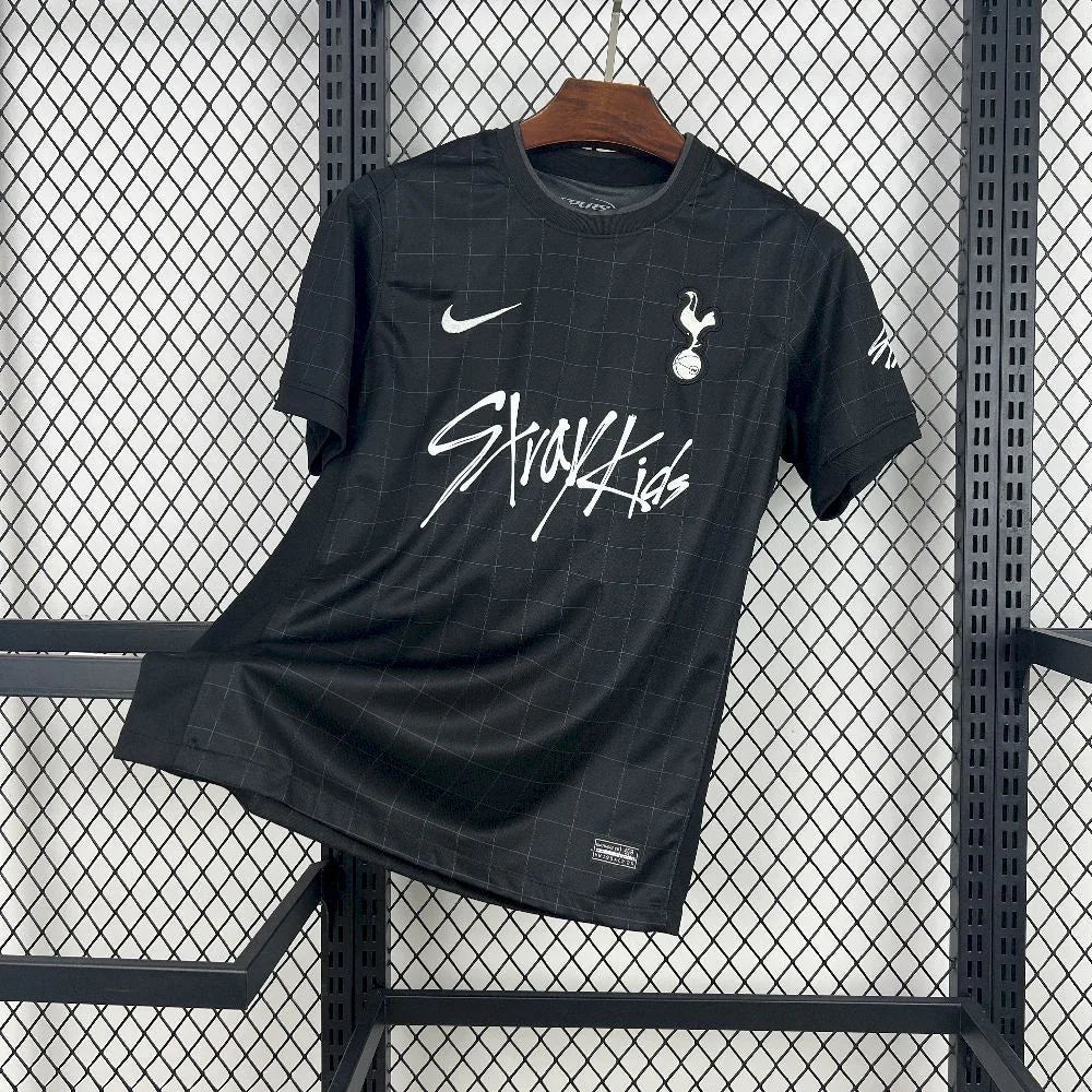 Maillot extérieur Tottenham 2025-26 Le 12 -ème Maillot, maillot de football avec logo et design officiel, vue de face.