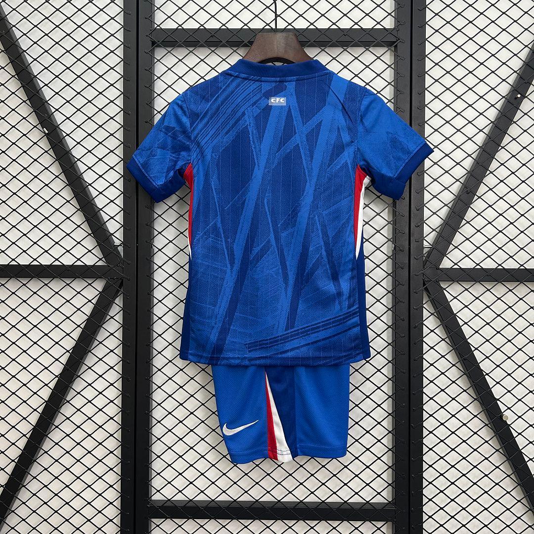 Kit enfant Chelsea 2025-26 de Le 12 -ème Maillot, maillot bleu avec logo du club et détails pour la saison 2025-26.
