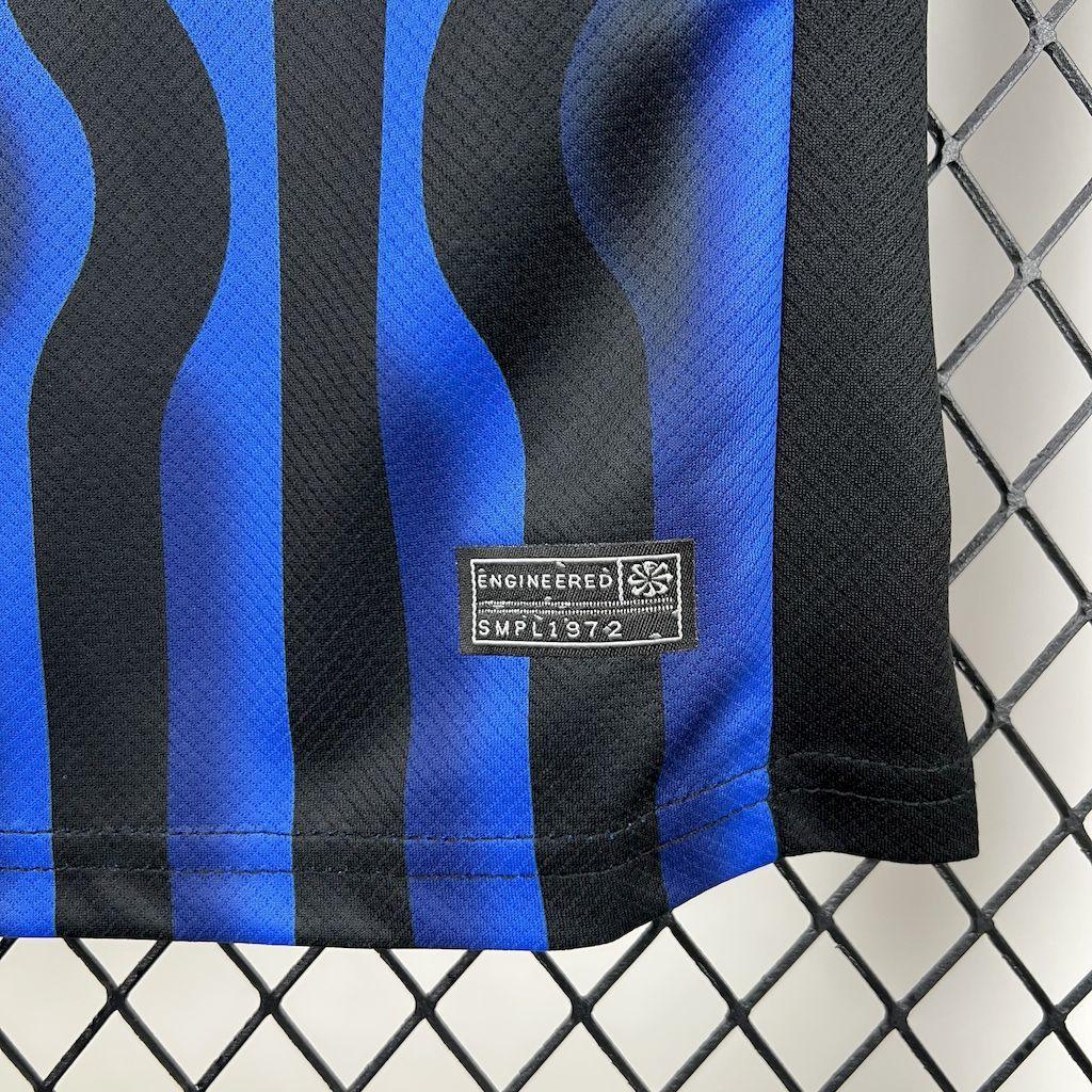 Kit enfant Inter Milan 2025-26, maillot rouge et noir avec logo du club, manches courtes et design moderne.