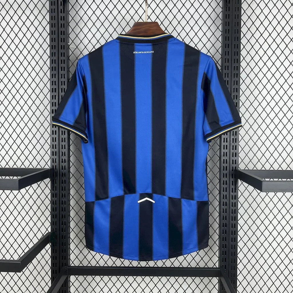 Maillot Atalanta Bergamasca Calcio 2025-26, maillot de football bleu et noir, porté par un joueur sur le terrain.
