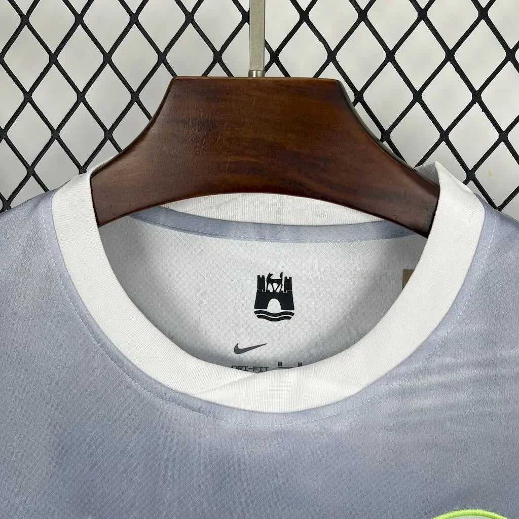 Maillot extérieur Wolfsburg 2025-26 de Le 12 -ème Maillot, vue du haut avec logo et détails du design.