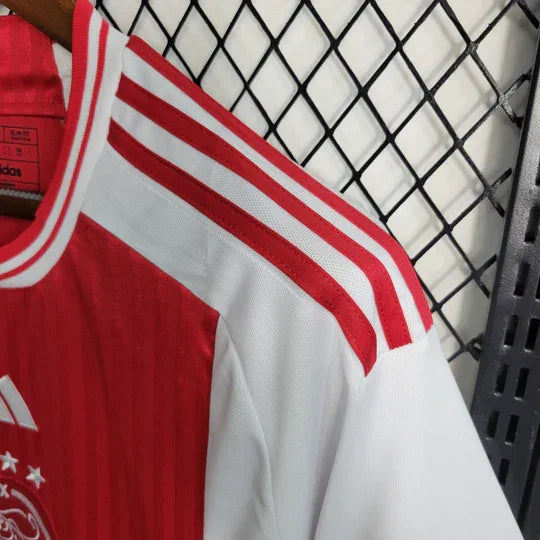 Maillot domicile Ajax 2023-2024 Le 12 -ème Maillot, maillot de football rouge et blanc avec logo de l'équipe.
