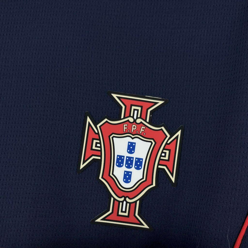 Maillot Portugal concept 2025 de Le 12 -ème Maillot, vue de face, design moderne avec couleurs nationales, tissu sportif.