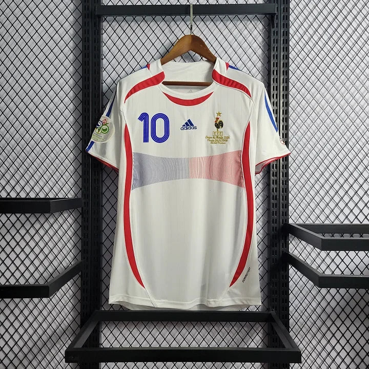 Maillot rétro de l'équipe de France 2006, modèle Le 12 -ème Maillot, vue de face avec logo et détails en bleu, blanc et rouge.