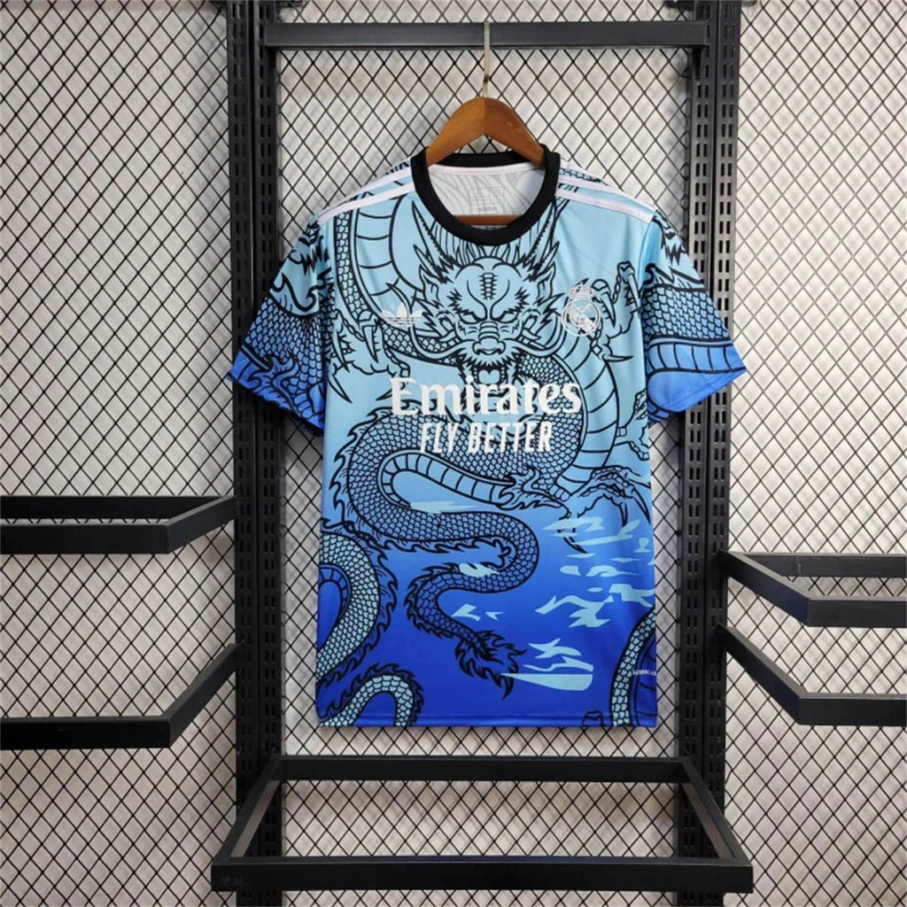 Maillot 2024-2025 du Real Madrid, maillot officiel de l'équipe, en tissu blanc avec logo du club et détails en bleu.