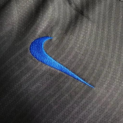 Maillot extérieur de l'équipe d'Angleterre 2023/24, conçu par Le 12, affichant les couleurs et les détails du kit officiel.