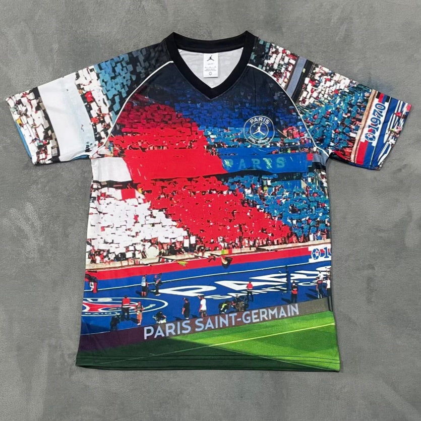 Maillot PSG 25/26 Le 12 -ème Maillot, maillot de football avec logo PSG, vue de face, détails du design et couleurs officielles.