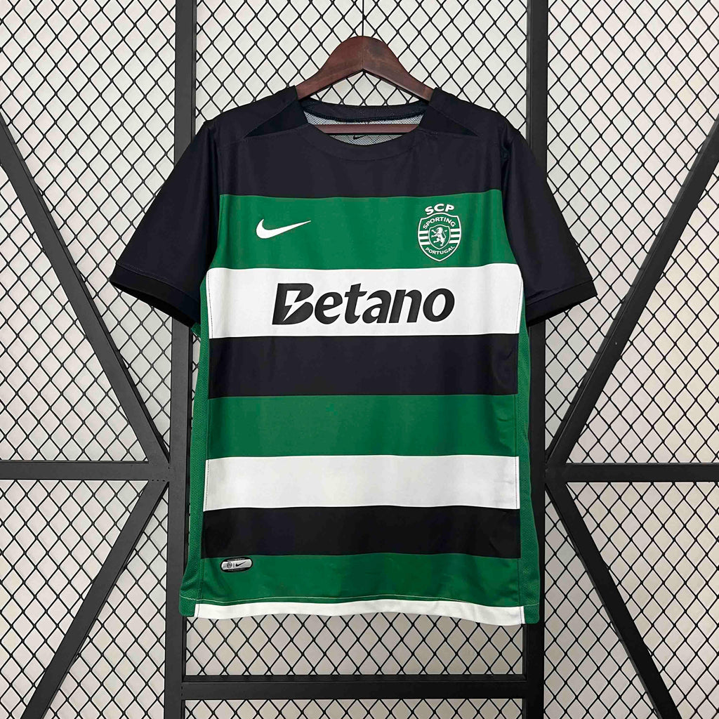 Maillot Sporting 2024-25 Le 12 -ème Maillot, devant avec logo et design sportif, blanc et bleu.