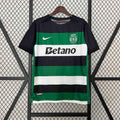 Maillot Sporting 2024-25 Le 12 -ème Maillot, devant avec logo et design sportif, blanc et bleu.
