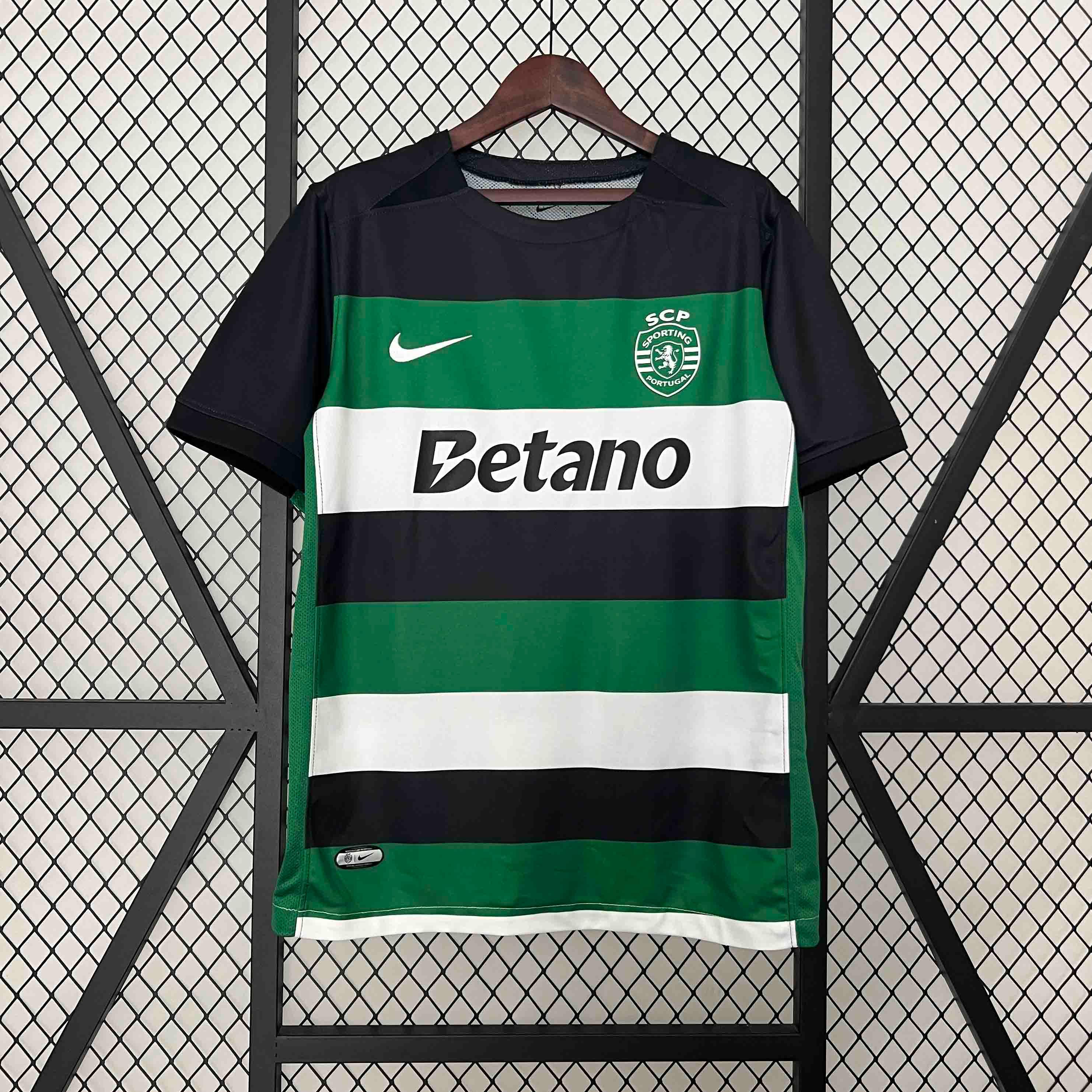 Maillot Sporting 2024-25 Le 12 -ème Maillot, devant avec logo et design sportif, blanc et bleu.
