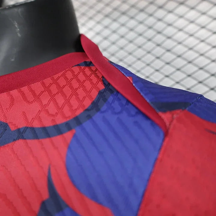 Maillot de football FC Barcelone 2024-2025 Pre-Match Le 12, maillot bleu avec logo du club et détails de l'équipe.