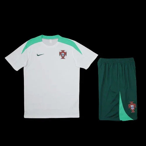 Ensemble Portugal de Le 12 -ème Maillot, maillot de football rouge avec logo Portugal, porté par un modèle.