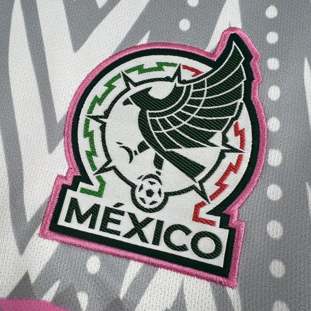 Maillot Mexique concept 2026 de Le 12 -ème Maillot, design coloré avec logo national, porté sur un mannequin.