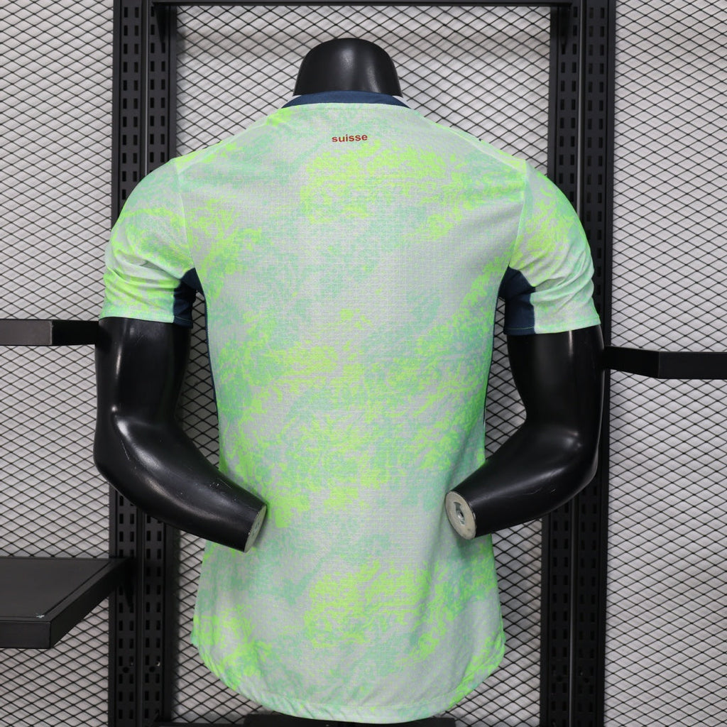 Maillot extérieur Suisse 25/26 pour joueur, marque Le 12 -ème Maillot, tissu rouge avec logo et détails blancs.