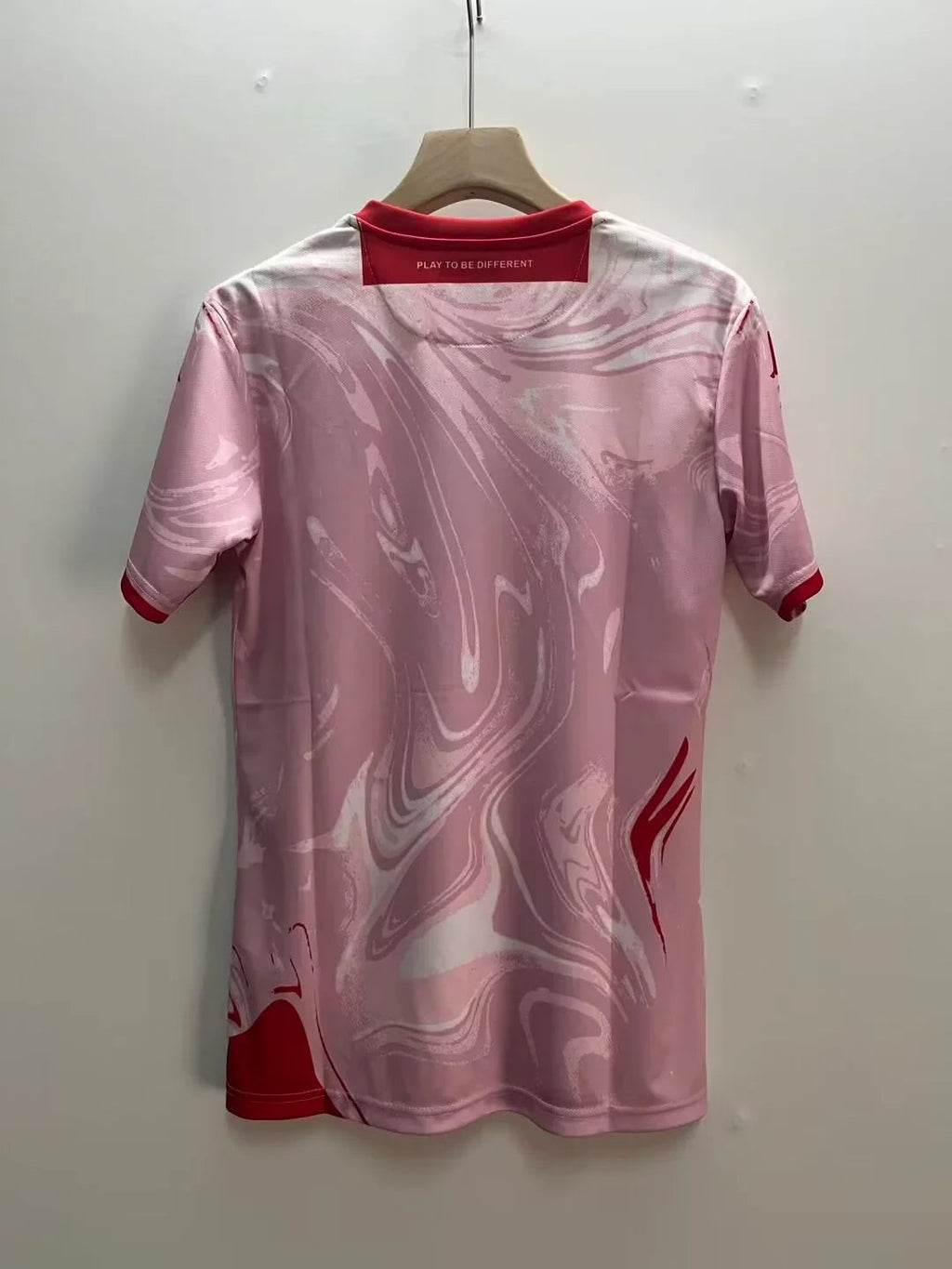 Maillot Fiorentina 2023-24 Le 12 -ème Maillot, maillot de football violet avec logo et détails de l'équipe.