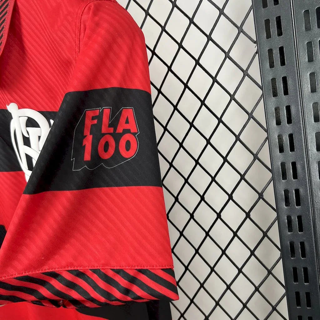 Maillot Flamengo 95-96 Le 12, maillot de football avec logo et couleurs rouges et noirs, vue de face.
