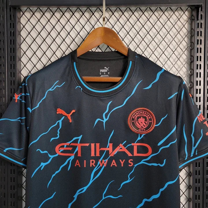 Maillot Manchester City saison 2023-2024, édition spéciale, de la marque Le 12 -ème Maillot, vue de face avec logo et design distinctif