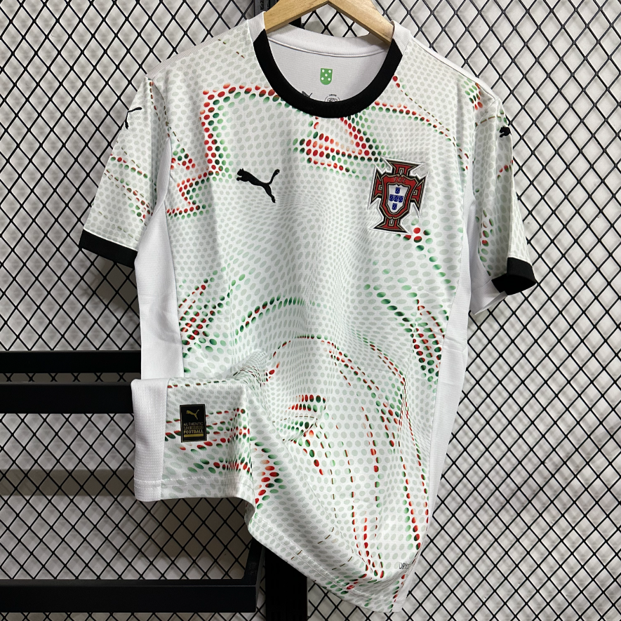 Maillot extérieur Portugal 25/26 Le 12, maillot de football avec couleurs nationales et logo officiel, vue de face.