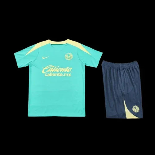 Ensemble América de Le 12 -ème Maillot, maillot et short bleu avec détails blancs, porté par un mannequin.
