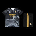 Ensemble Real Madrid avec maillot officiel Le 12 -ème Maillot, maillot blanc avec logo du club et détails en bleu.