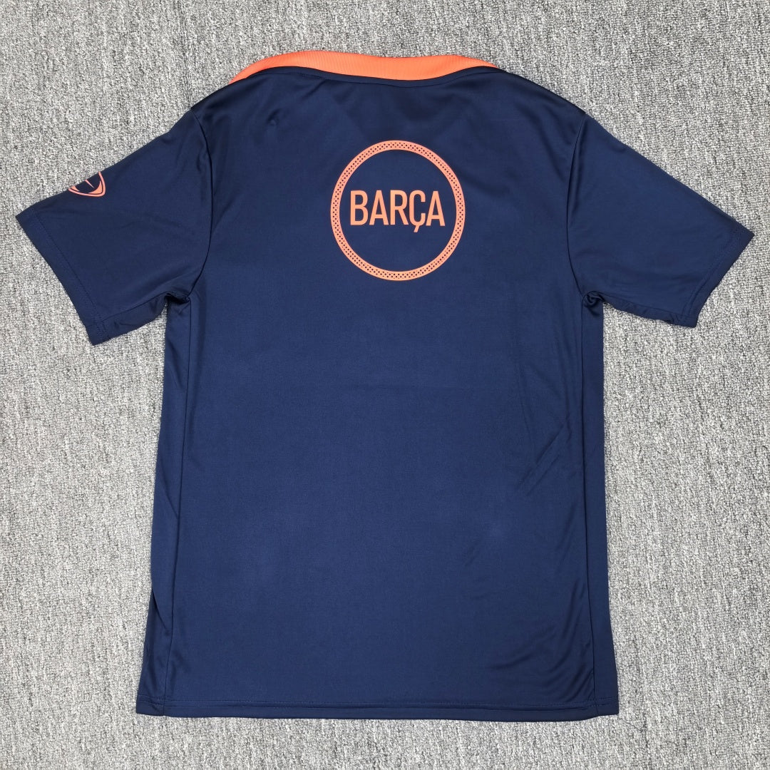 Maillot de football Le 12 -ème Maillot Barcelone Spécial 25/26, maillot de l'équipe de football avec logo et design distinctif.