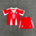 Ensemble enfant Bayern Munich domicile, maillot Le 12 -ème Maillot, logo du club visible, maillot rouge avec détails blancs.