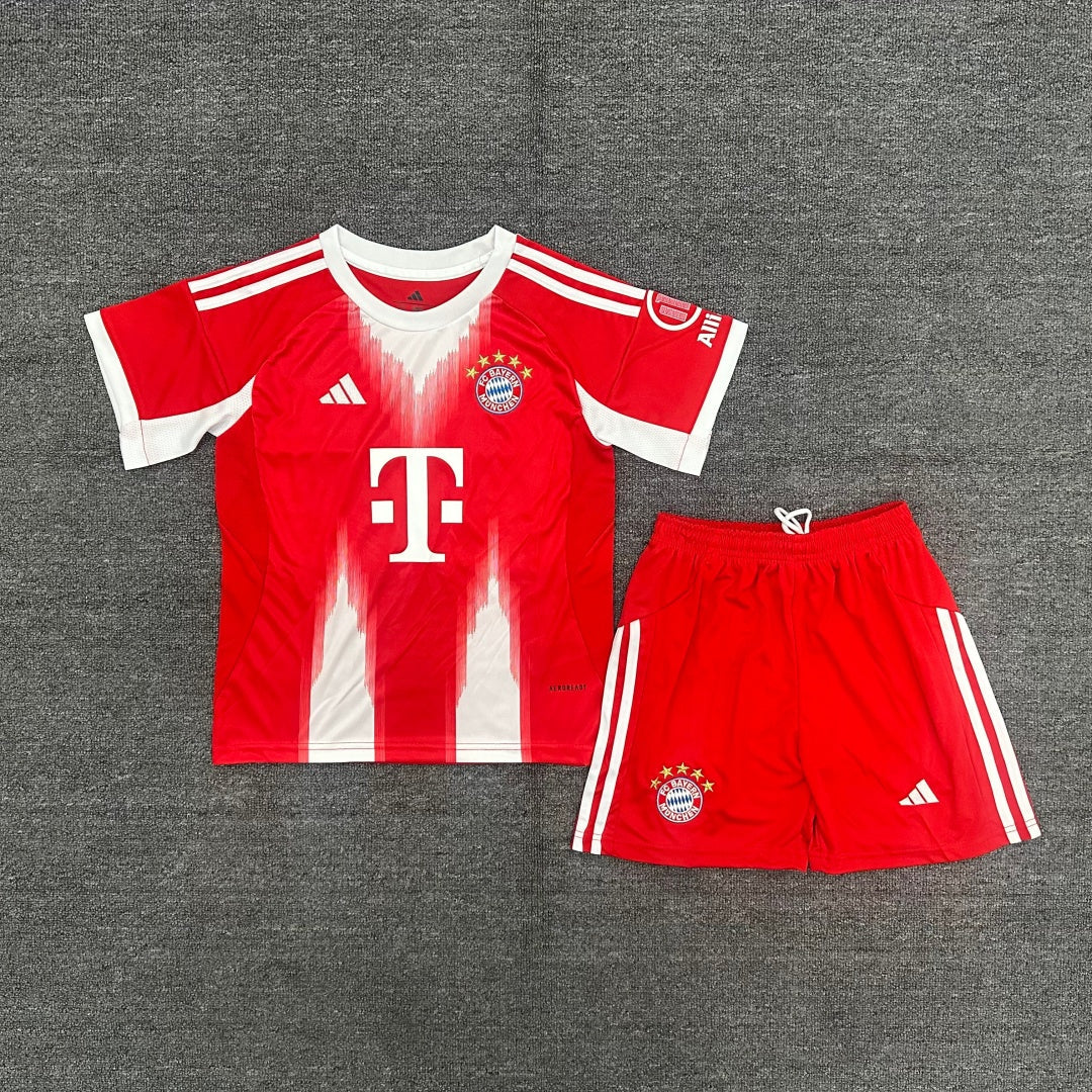Ensemble enfant Bayern Munich domicile, maillot Le 12 -ème Maillot, logo du club visible, maillot rouge avec détails blancs.