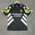 Maillot polo noir Real Madrid Le 12 -ème Maillot pour enfants en taille 25/26, tissu confortable et design sportif.