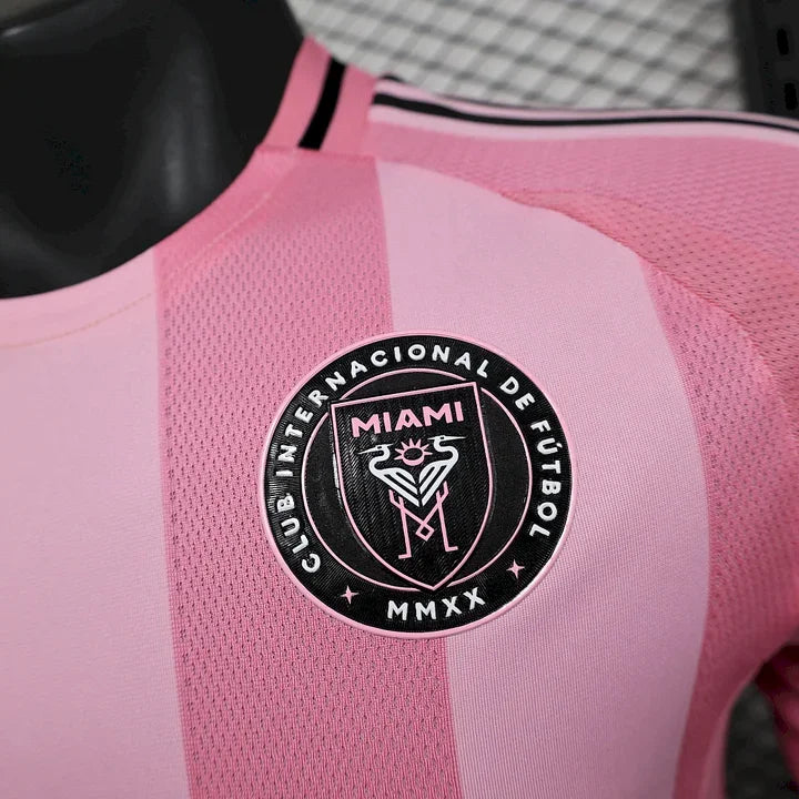 Maillot domicile de foot Inter Miami 2025-2026, marque Le 12-ème Maillot, vue du maillot porté ou plié avec logo et détails colorés