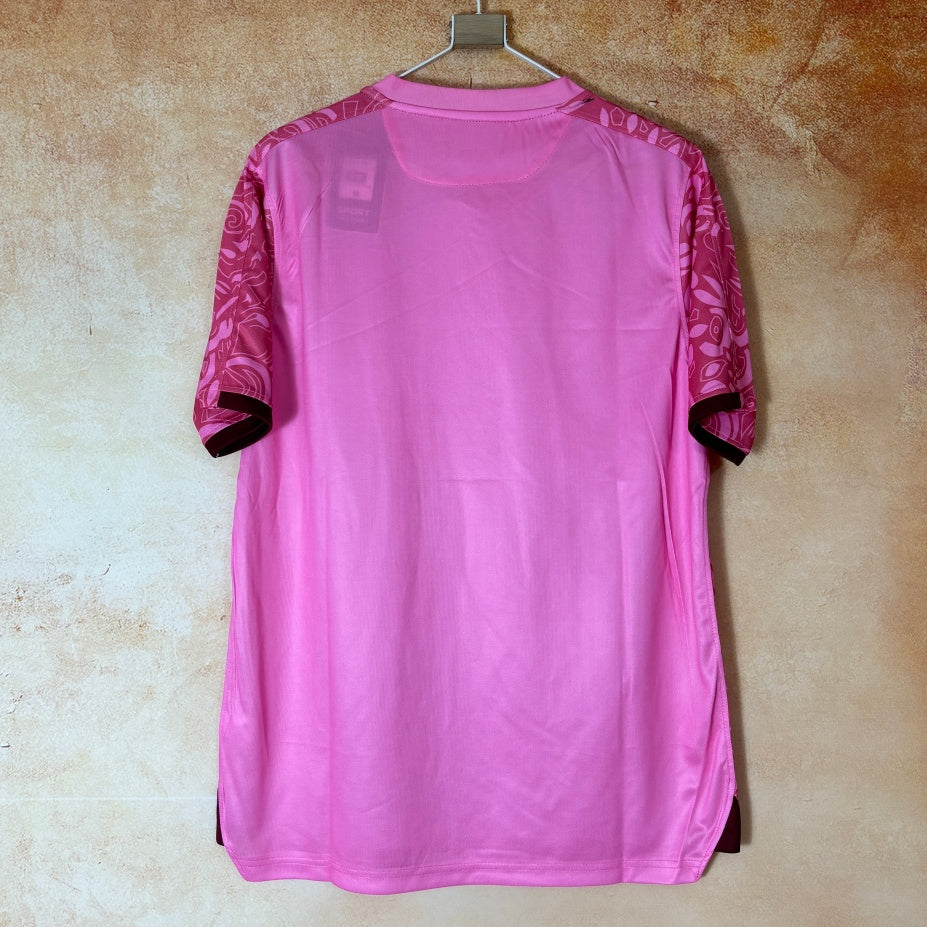 Maillot de football FC 24/25 Filastin rose Le 12ème Maillot, maillot de sport avec logo et design rose vif, vue frontale.