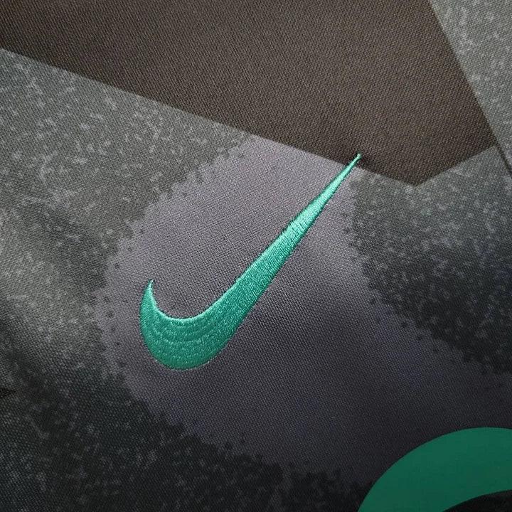 Maillot d'entraînement FC Barcelone 2023-2024 Le 12, logo du club et design sportif visible sur le tissu.