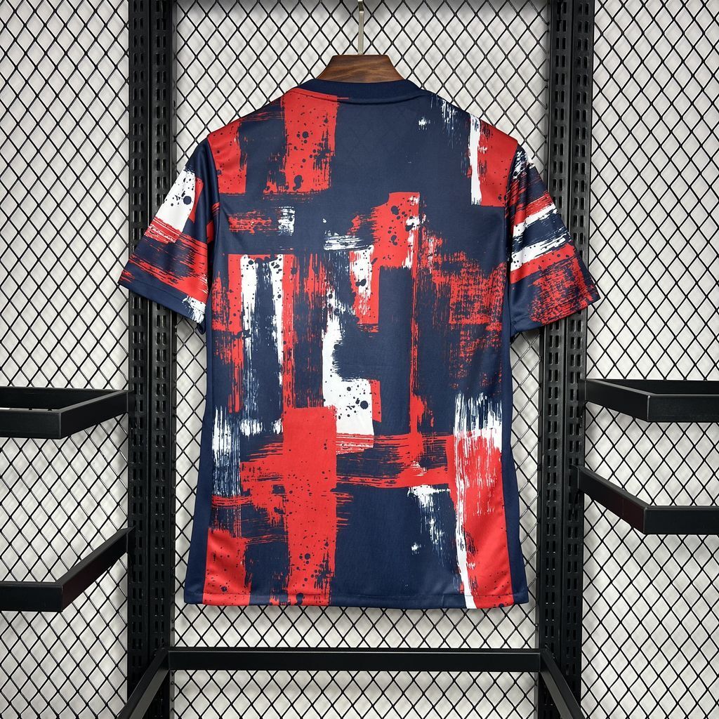 Maillot PSG rouge 25/26 Le 12 -ème Maillot, détails du logo et design sportif visible sur le maillot France.