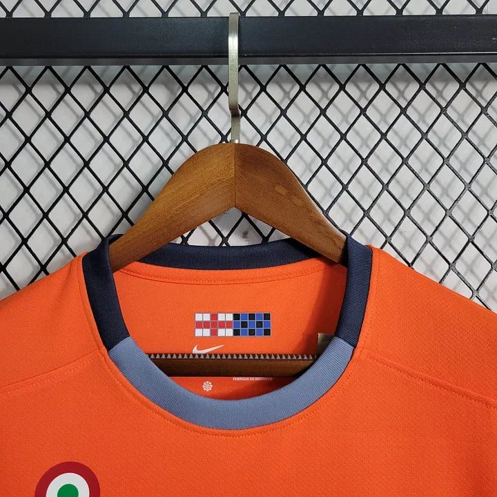 Maillot de football Inter Milan Third Orange 2023 2024, marque Le 12 -ème Maillot, vue du maillot porté.