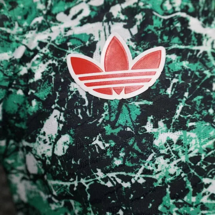 Maillot de football Manchester United 2024-2025 par Le 12-ème Maillot, vue du devant avec logo et détails de l'équipe.
