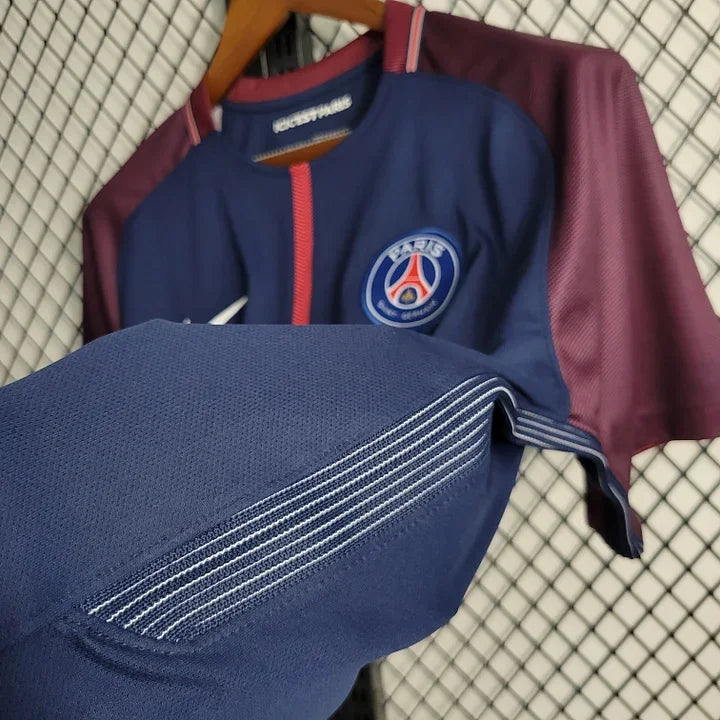 Maillot Paris rétro 2017-2018 de Le 12 -ème, vue de face avec logo et motifs classiques, en tissu léger et respirant.