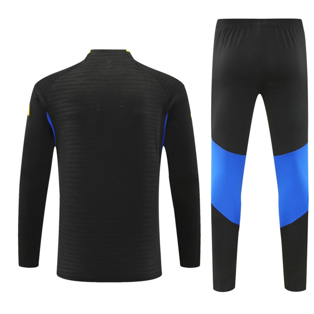 Ensemble Manchester United noir Le 12-ème Maillot, maillot de football 25/26 avec logo et détails visibles.