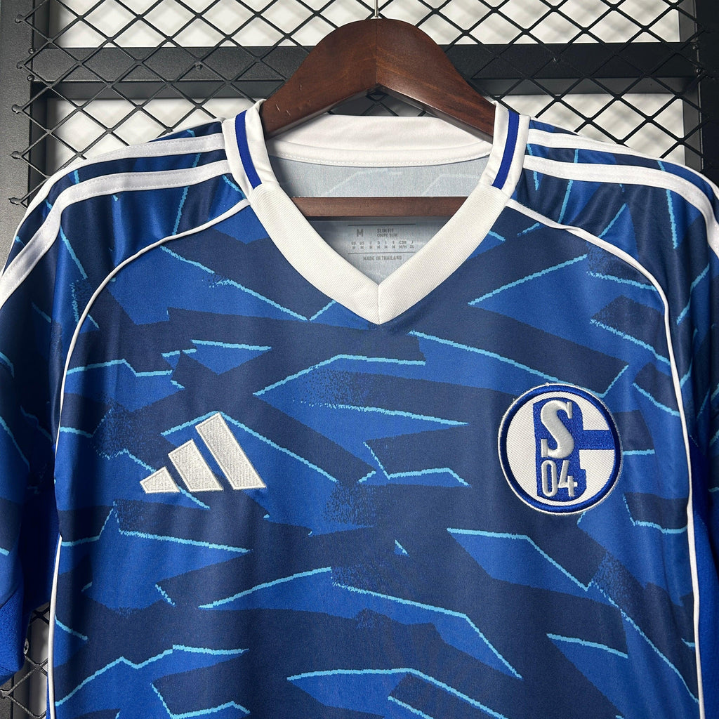 Écharpe officielle du club Schalke 04 domicile 25/26 par Le 12 -ème Maillot, en tissu tricoté avec logo et couleurs du club.
