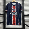 Maillot 25/26 PSG Le 12 -ème Maillot, maillot de football avec logo du Paris Saint-Germain, en bleu et blanc, visible en détail
