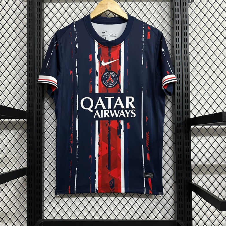 Maillot 25/26 PSG Le 12 -ème Maillot, maillot de football avec logo du Paris Saint-Germain, en bleu et blanc, visible en détail